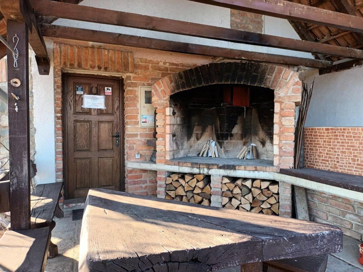 Robinson Vila Kitokret Kutjevo Buitenkant foto